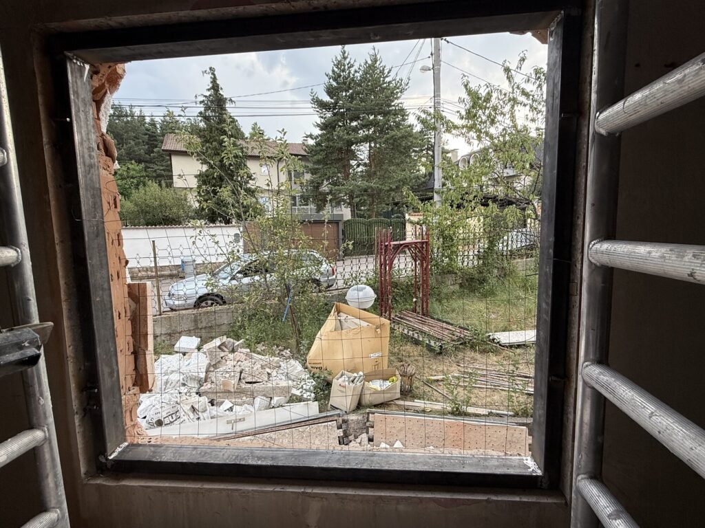 Отвор за прозорец в бетонна стена